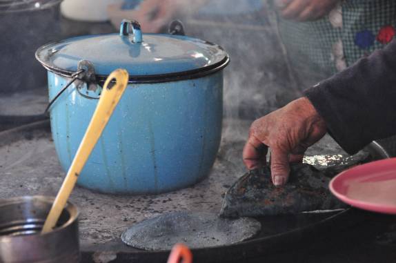 Preparando quesadillas em um restaurante aos pés do vulcão Izta, perto de Amecameca, na região central do México